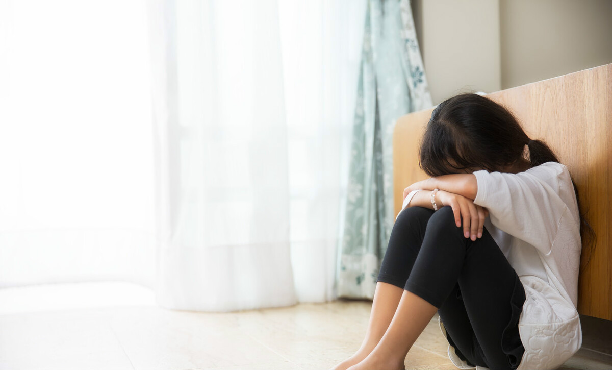 女孩背书包被欺负,女孩背书包被同学欺负