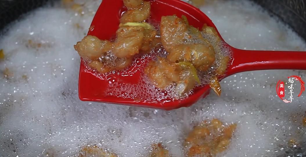 熬猪油放两碗水,熬猪油熬到什么程度加葱姜