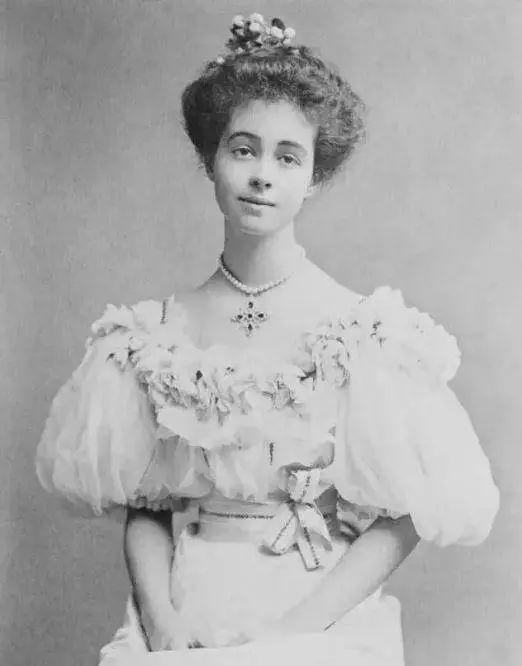 她是美国最富有的女人，却被丈夫冷落，她出轨，首相都为她求情