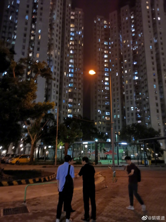 今晚走访了香港金融业新员工小吴先生的家庭