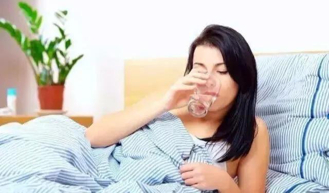 晚上喝水早上起床水肿，这种说法正确吗？睡觉前应不应该喝水呢？