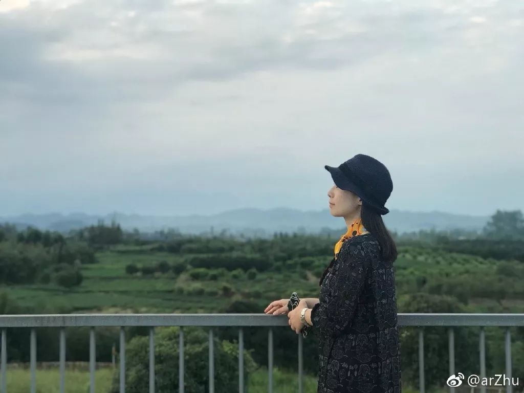 从服装外企高管到独立设计师,她把文学作品做成丝巾系在脖子上