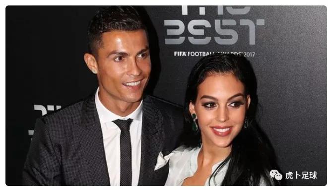 足球球员与球迷的暖情时刻,足球运动员与球迷的暖心时刻