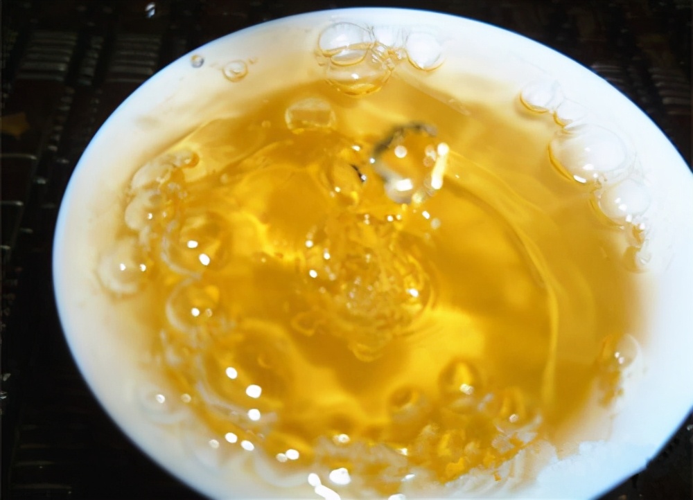 老班章、冰岛、易武三大茶系中，老茶客为何喜欢收藏易武茶？