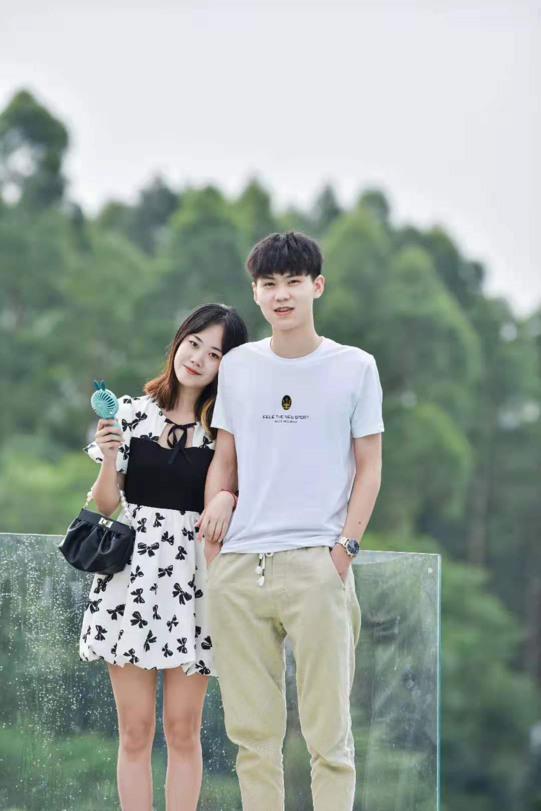 爱撒狗粮的男孩,更爱车还是更爱女友?