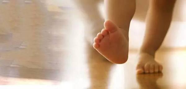 孩子不爱穿鞋子的原因,小孩不爱穿鞋子是怎么回事