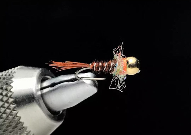 它是一种钓鱼的用具,更像是一件艺术品,国外叫飞绳我们叫毛钩