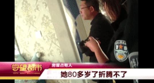 女老赖撕咬执法人员当众脱裤裸露*体下**耍泼
