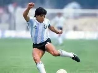 回顾球王马拉多纳,一代球王马拉多纳传奇