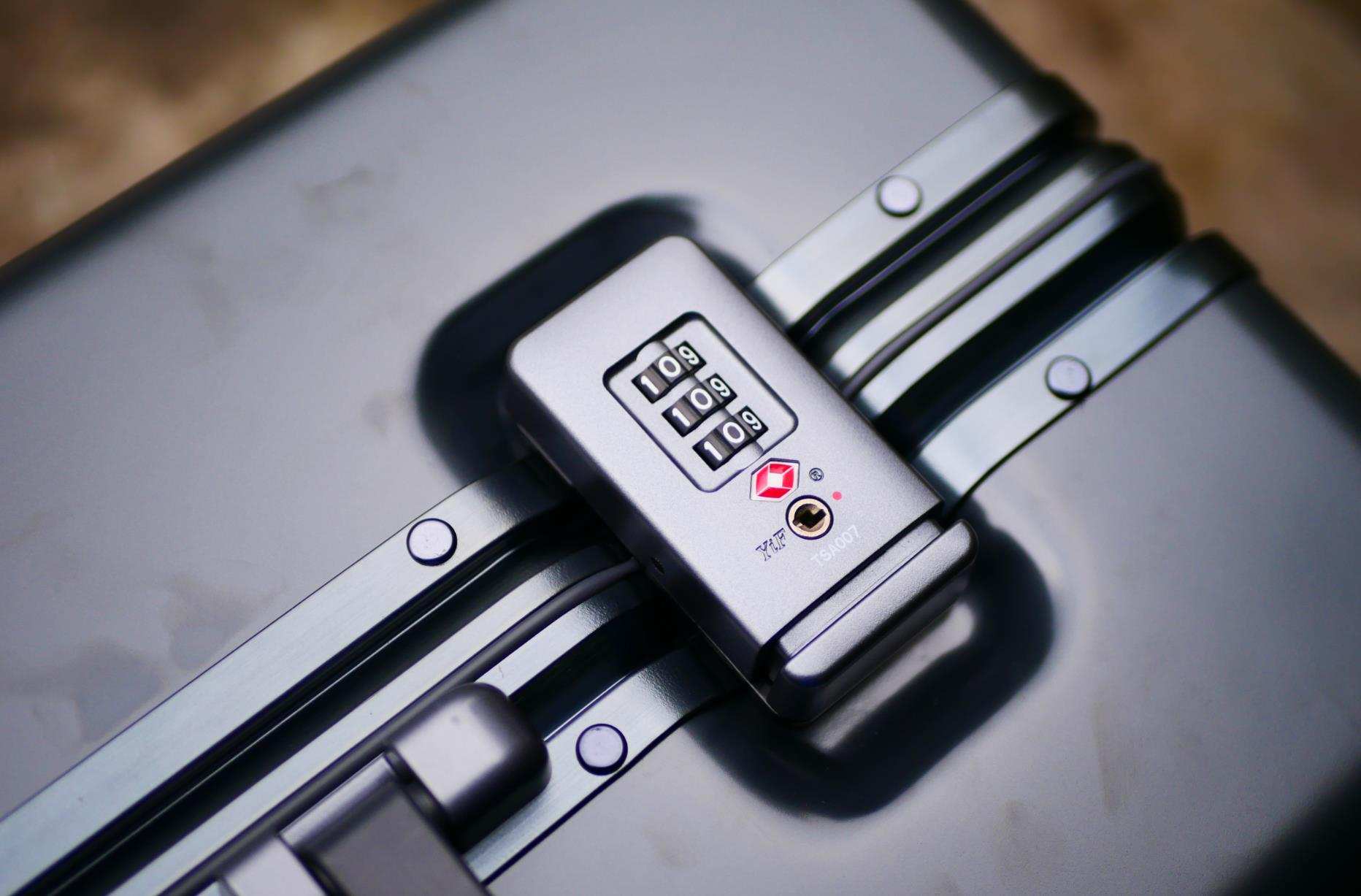 地平线8号20寸登机箱黑色,地平线8号经典系列行李箱测评