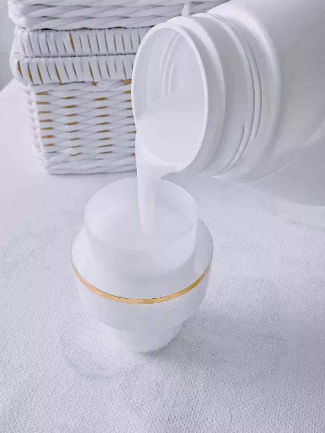 T恤穿腻了？想要时髦又遮肉，春夏白衬衫应该这么洗和这样穿