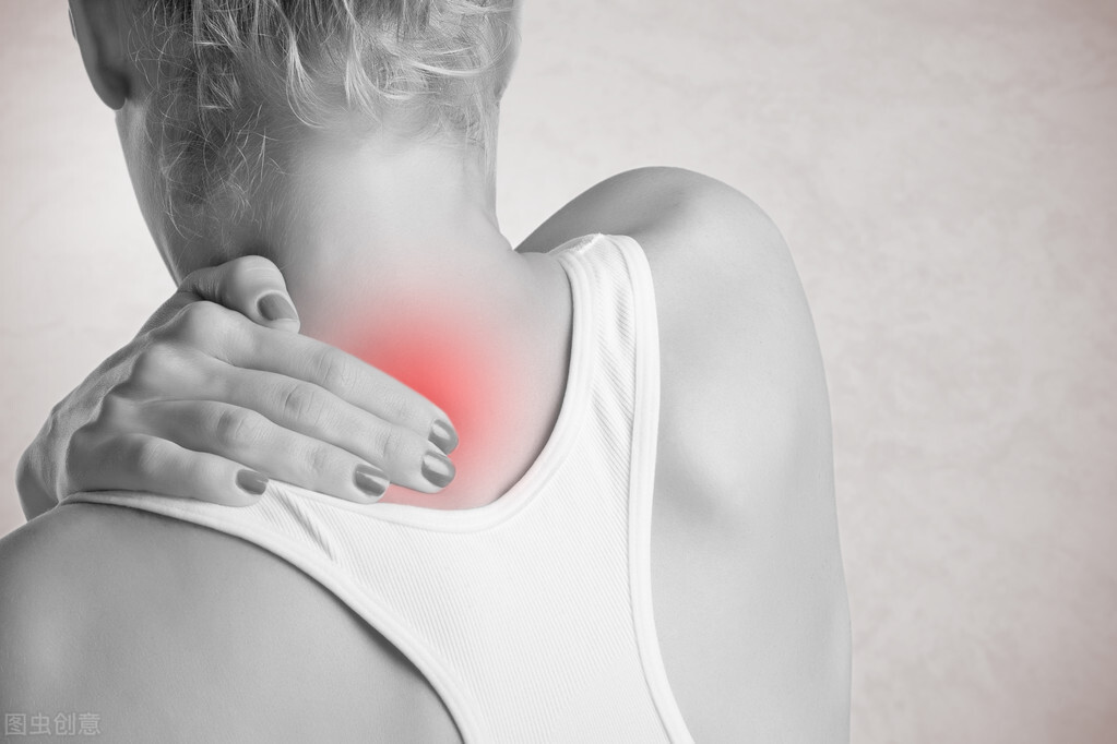 睡觉肩膀酸痛是怎么解决,睡觉右肩膀肩胛骨酸痛是怎么回事