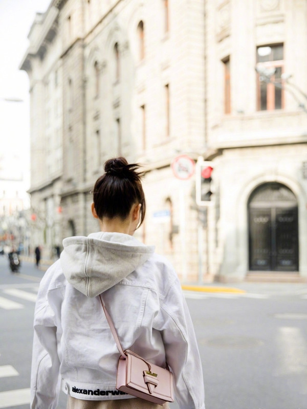 袁姗姗出门真壕气,穿5990夹克挎22350粉包,33岁依旧少女感十足