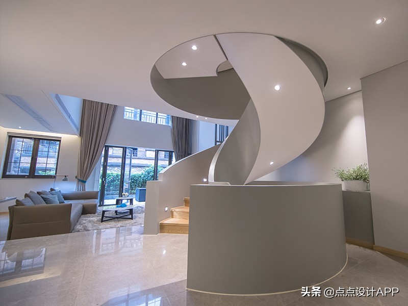 马艾洋作品：600㎡别墅，装修花450W，只看完楼梯就默默转身离开