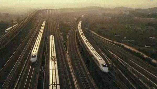 9个小时建一座火车站：吓懵老外的“中国速度”，却把我看哭了