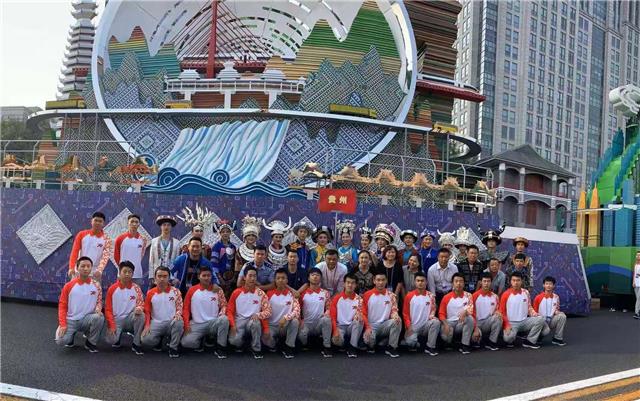 记者揭秘“多彩贵州”彩车走过*安门天**那一刻!“多彩贵州”彩车副驾驶:骄傲!自豪