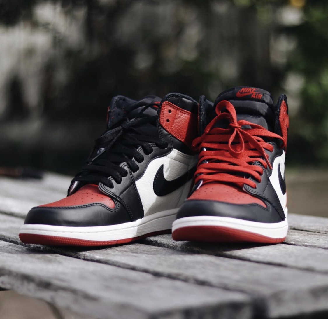 为什么aj1黑紫色是皮革的,为什么aj1有些鞋的底色是黄的