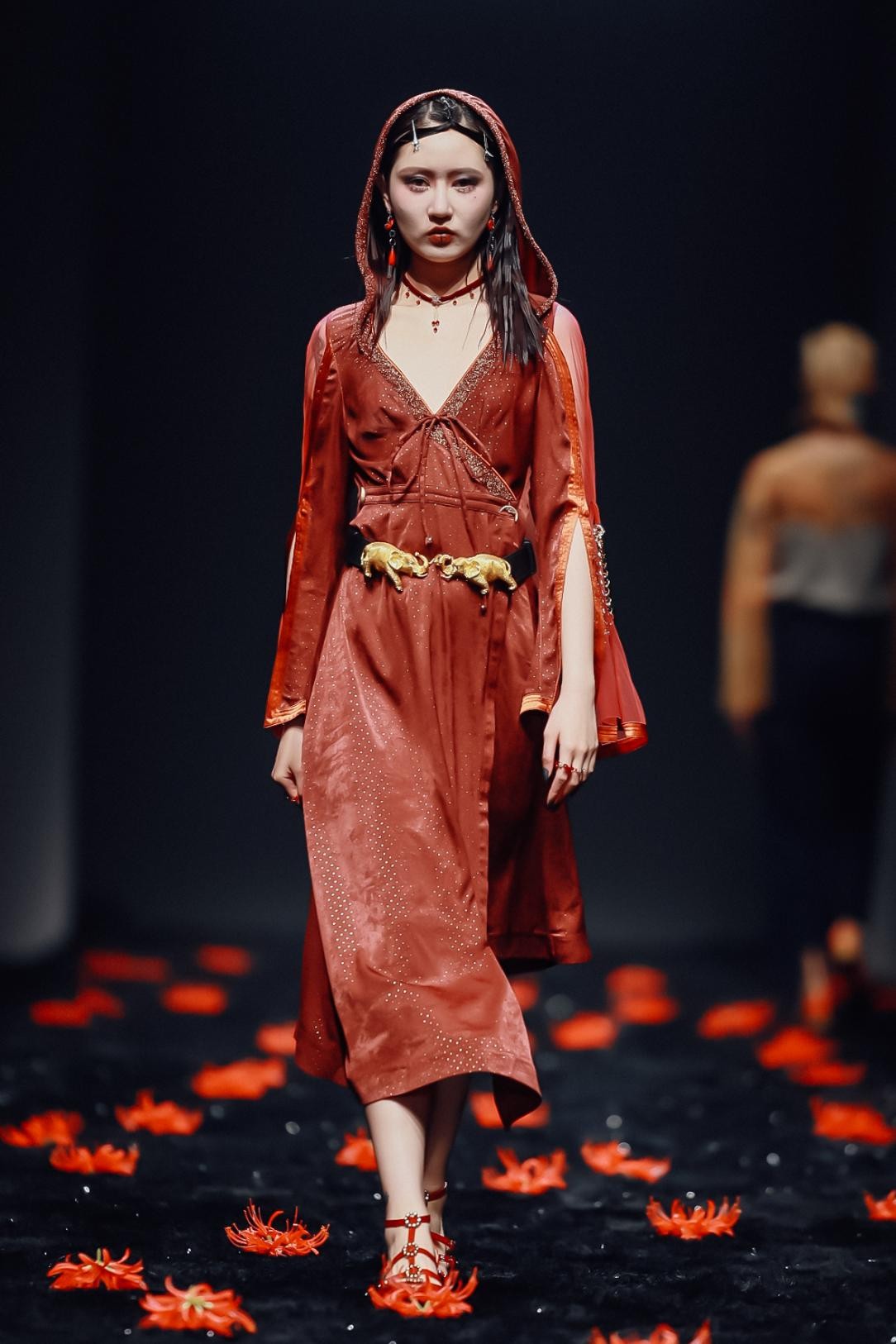 LUOOIFSTUDIO独立设计师品牌2021秋冬新作登陆上海时装周