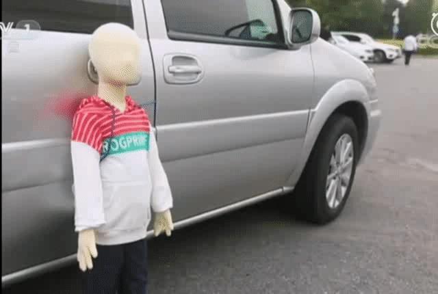 男孩儿被拉链卡住了,男孩被拉链卡住了眼皮被扯掉