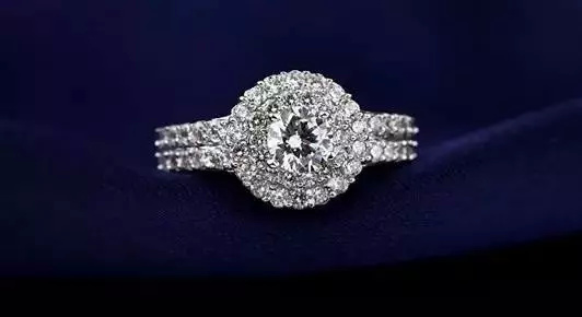 怎么选择适合自己的钻戒款式,怎样选择一个好的钻戒