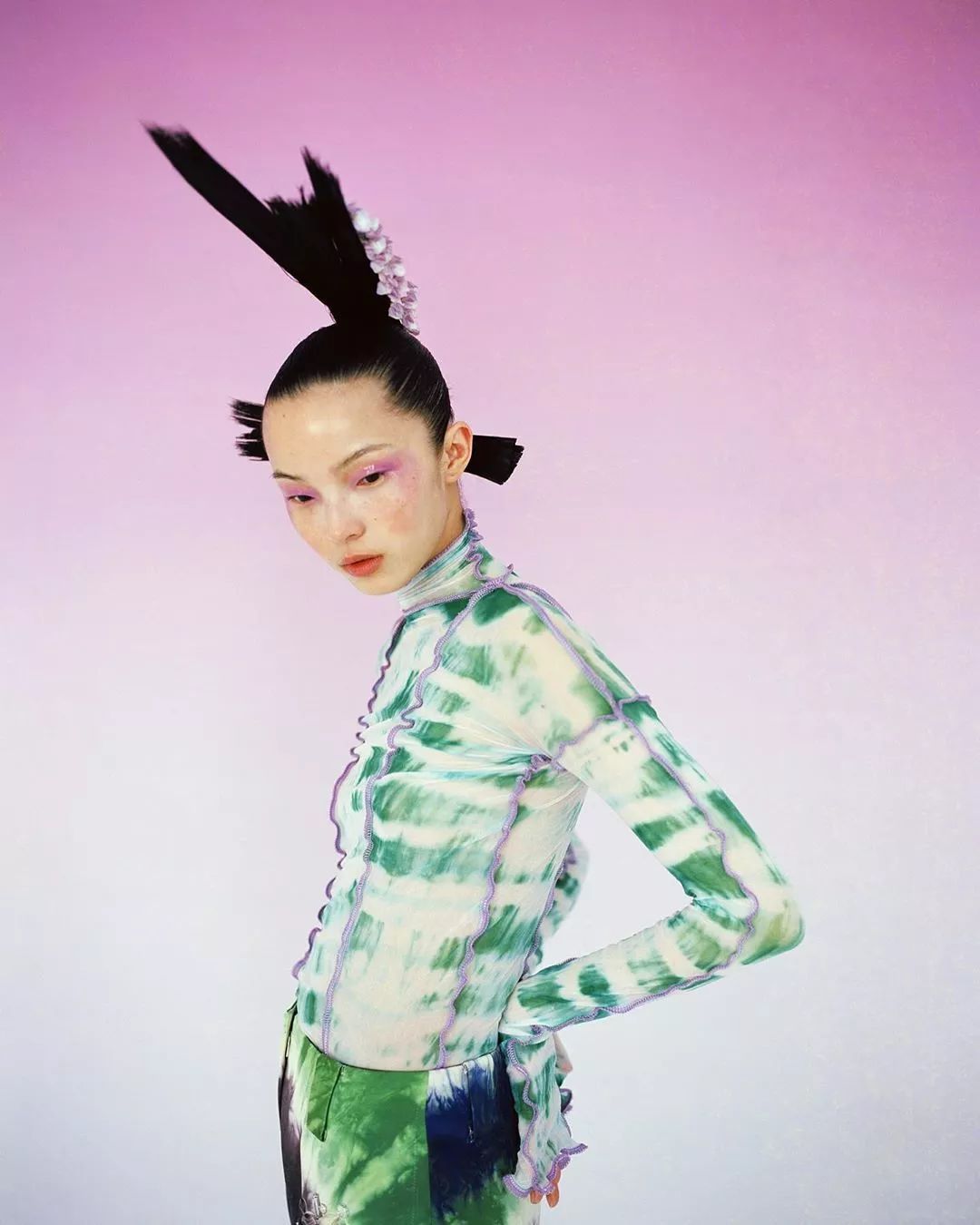 终于,它从街头走上了T台