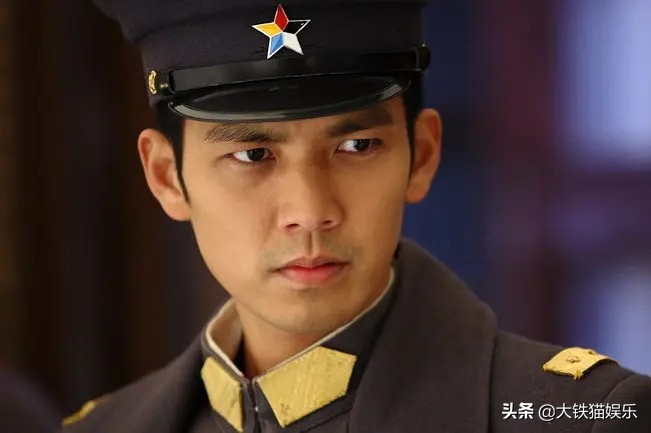 民国军装男神霸气出场,成毅帅气军装