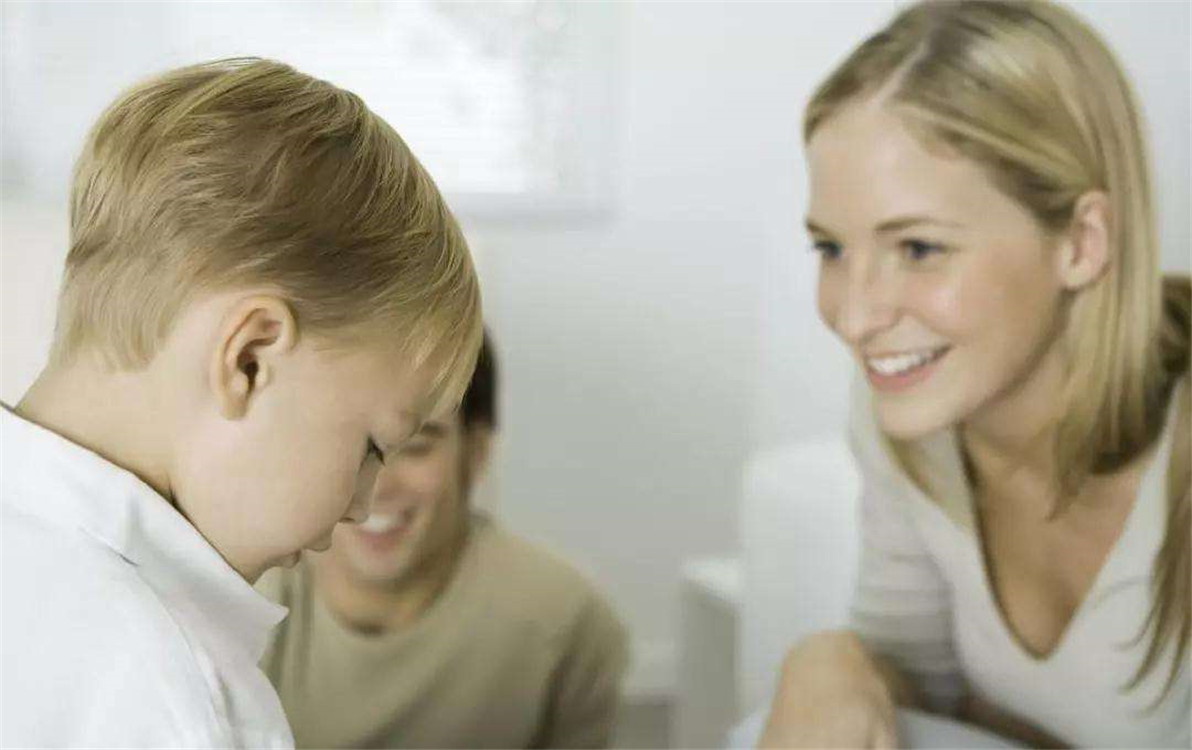 孩子不敢直视人说话怎么办,孩子遇到陌生人就不敢说话怎么办