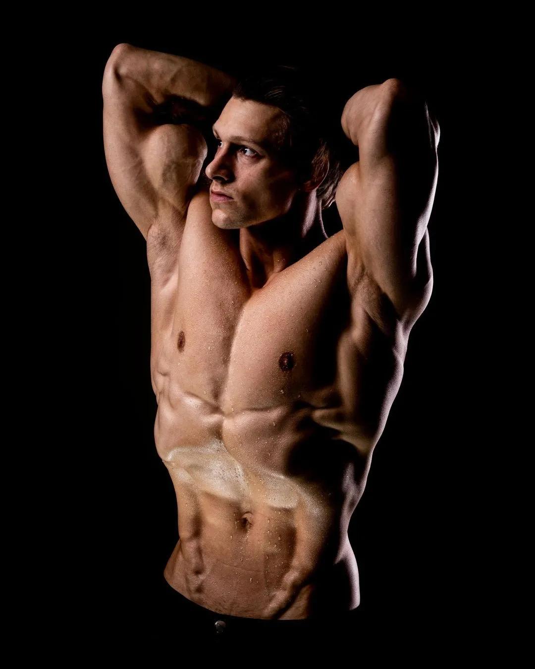 90后奶爸搞怪哄娃,肌肉奶爸带娃路人反应