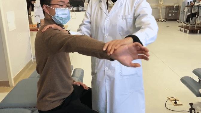 老年人肩周疼痛的厉害怎么治疗,老年人肩背部疼痛怎么回事