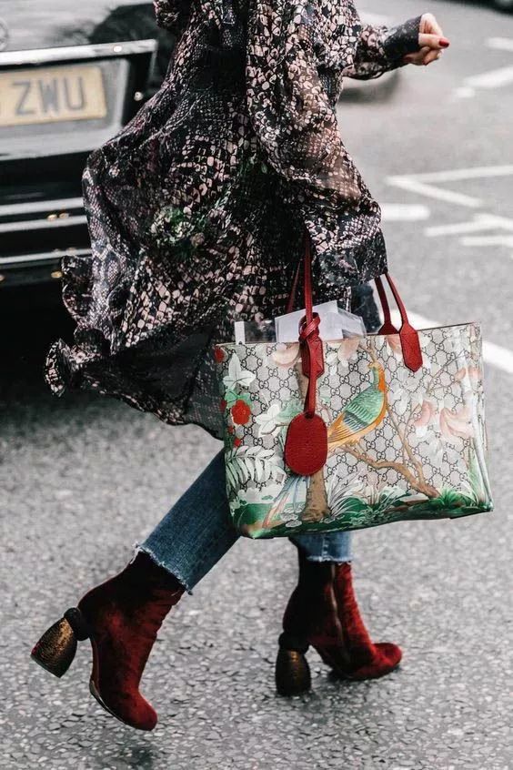 今年流行什么款式的女士大包 (今年流行的超级大包)