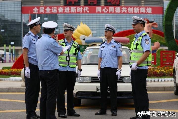 护航十四运交警救助事故伤者,护航十四运公安