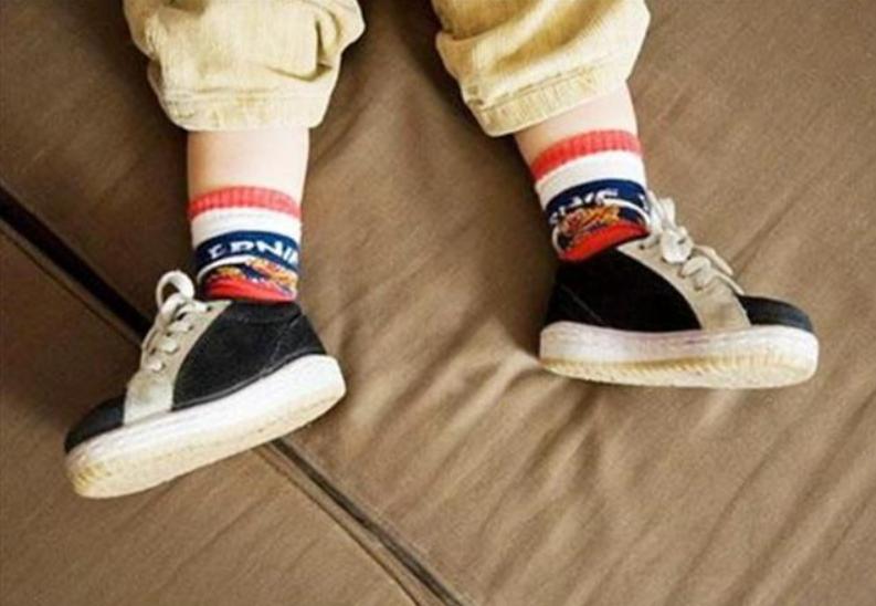 妈妈舍不得给孩子买鞋顶脚,孩子新买的鞋子顶脚怎么办