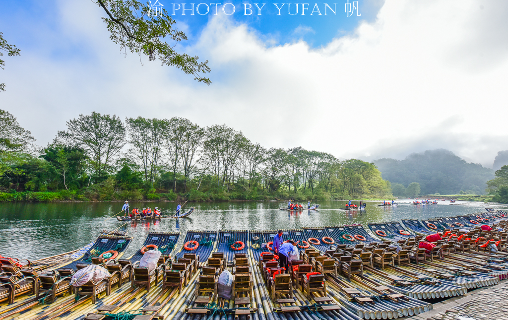 武夷山九曲溪撑筏人,武夷山九曲溪竹筏印象大红袍