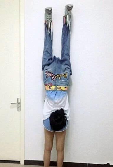 “兄弟睡觉压得胳膊都变色了，要不要叫醒他？”醒来一定很酸爽