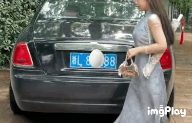 拜佛名媛翻车啦，背景被人扒底朝天