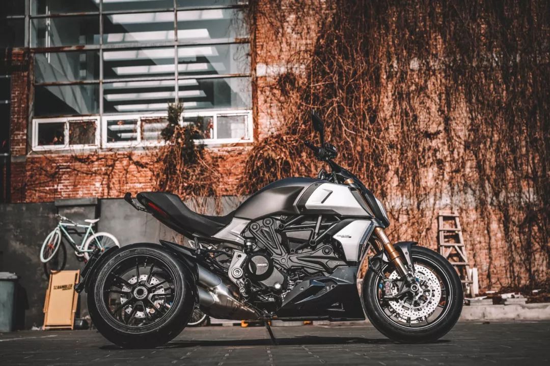 2022款杜卡迪1260s试驾,杜卡迪1260s是复古还是街车