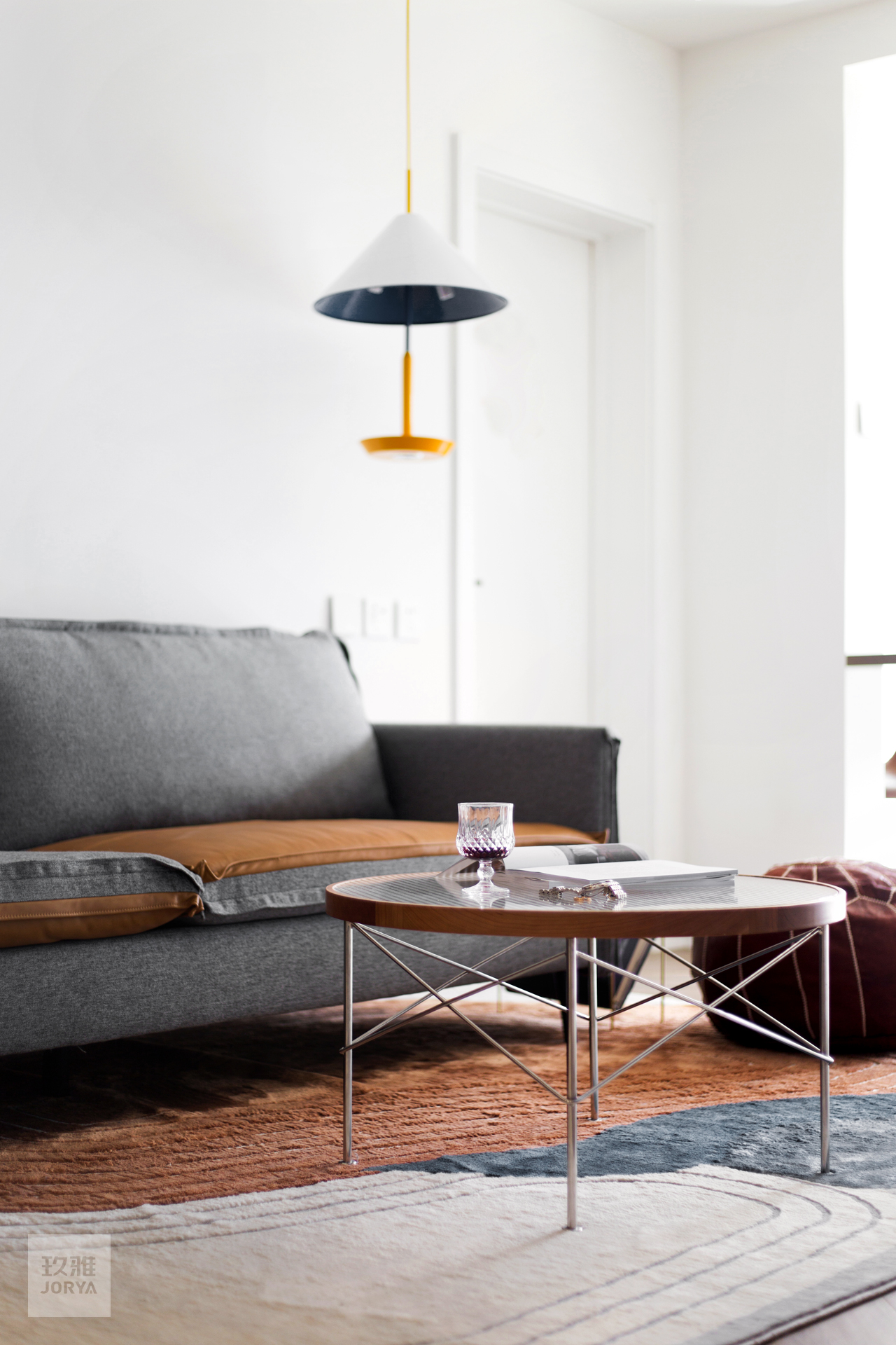 这家的电视柜既能收纳,也是喵星人乐园