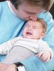 婴儿哭喊怎么安抚,一招安抚宝宝哭闹