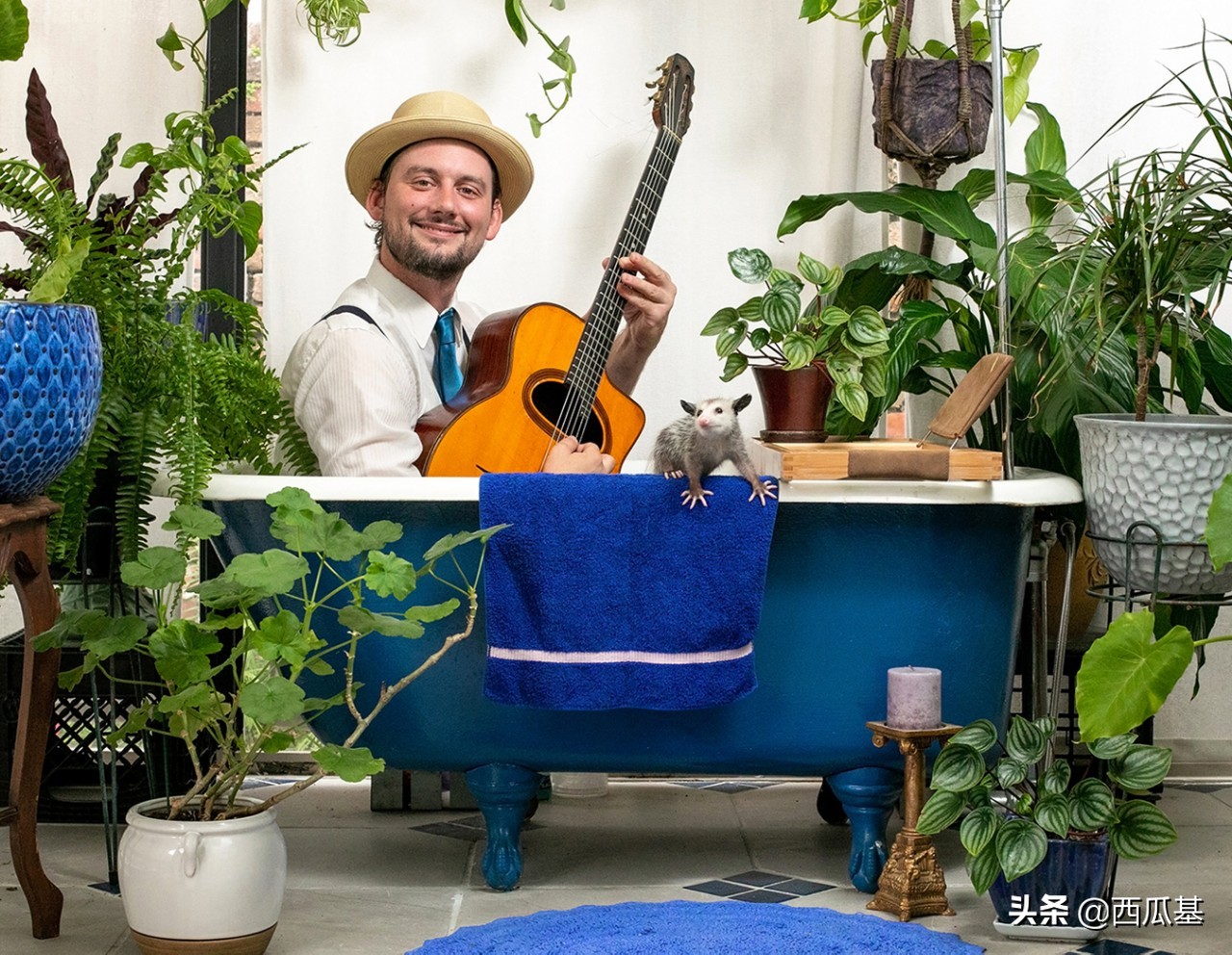 新鲜日历出炉，性感帅哥被萌宠们抢镜了