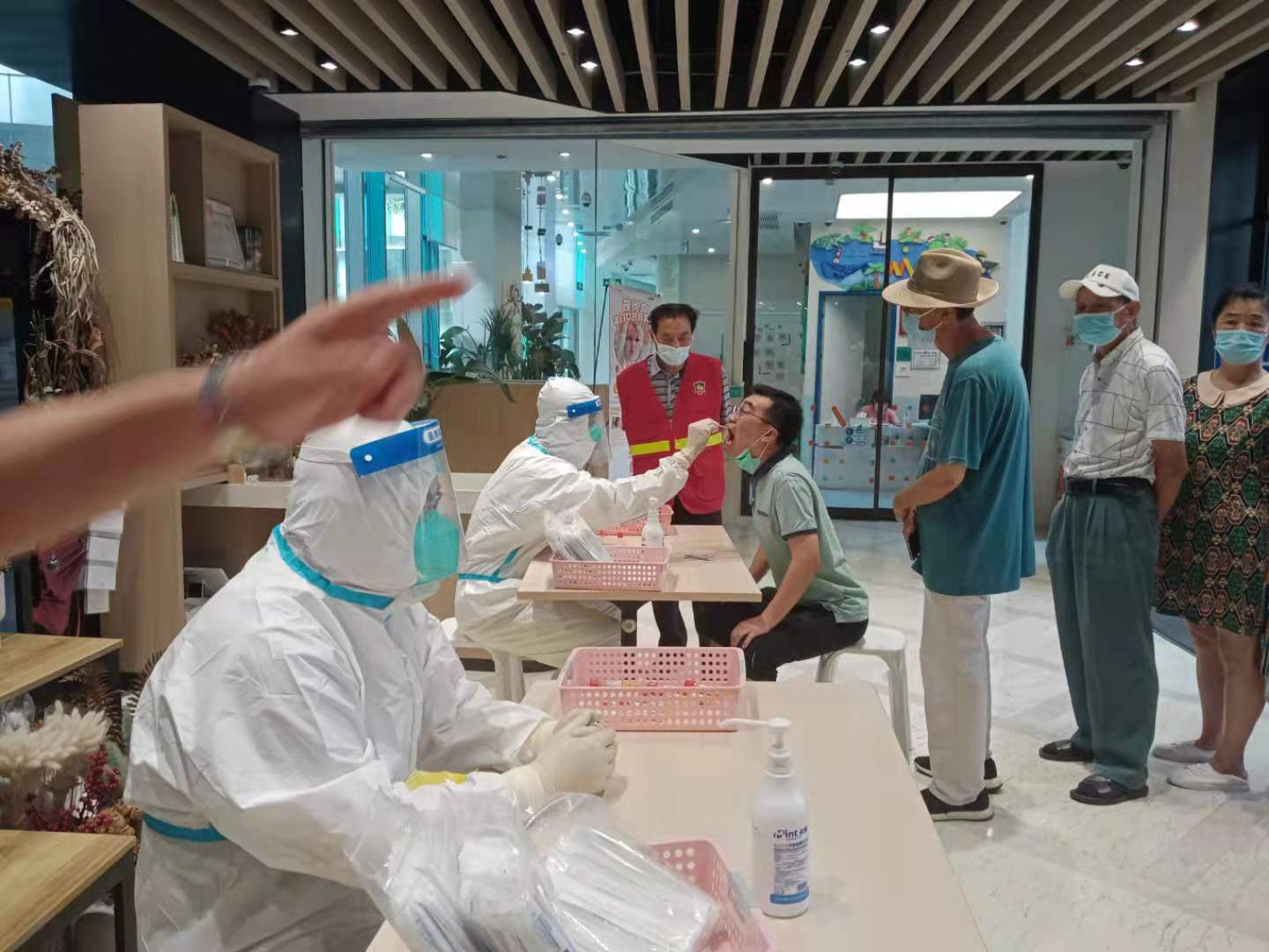 区街新闻|70多幅照片记录世茂滨江社区辖内志愿者,南京感谢你们