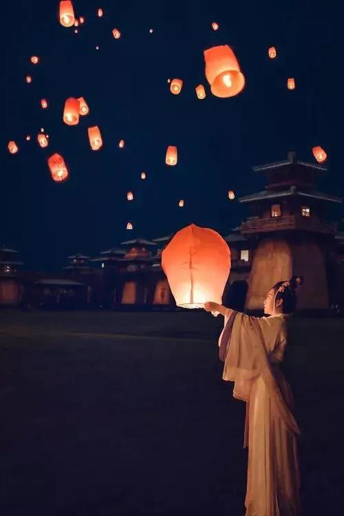 李白回忆小时候的月亮,李白从小喜欢月亮吗