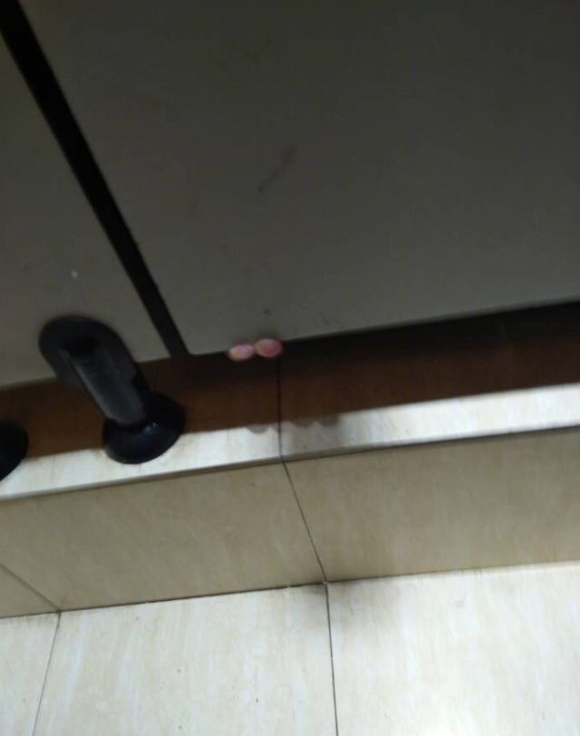 为什么公厕的门下边要有一条缝,卫生间门下边要不要留缝