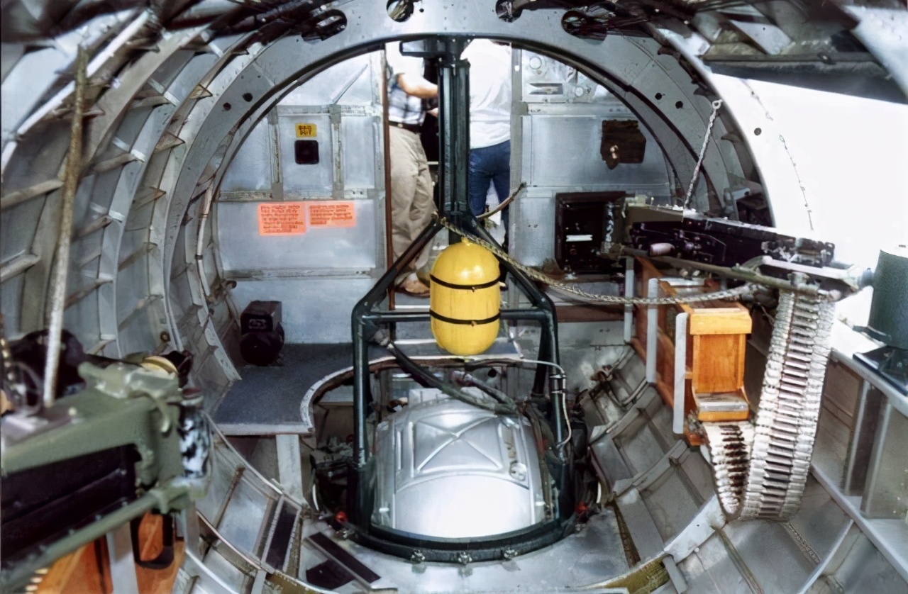 b-17撞机坠毁,b17机腹炮塔工作原理