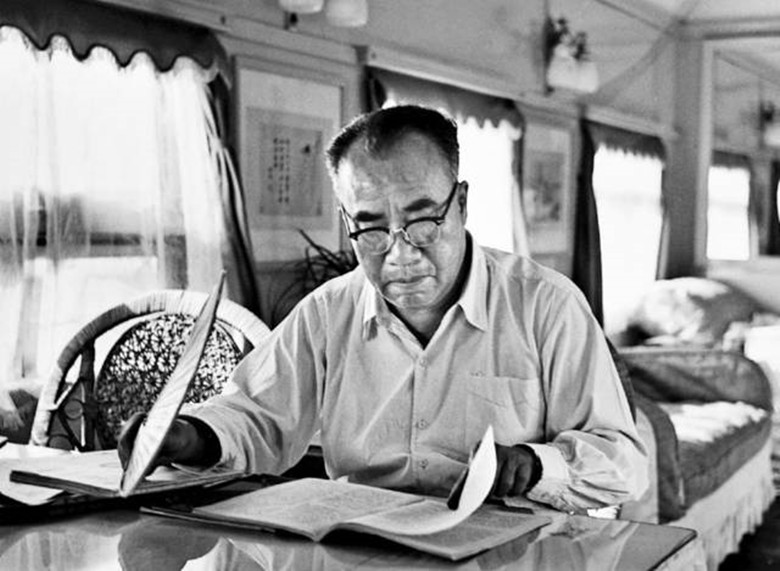 朱国华被判刑后，百姓议论是否会影响朱老总形象，康克清平静回答