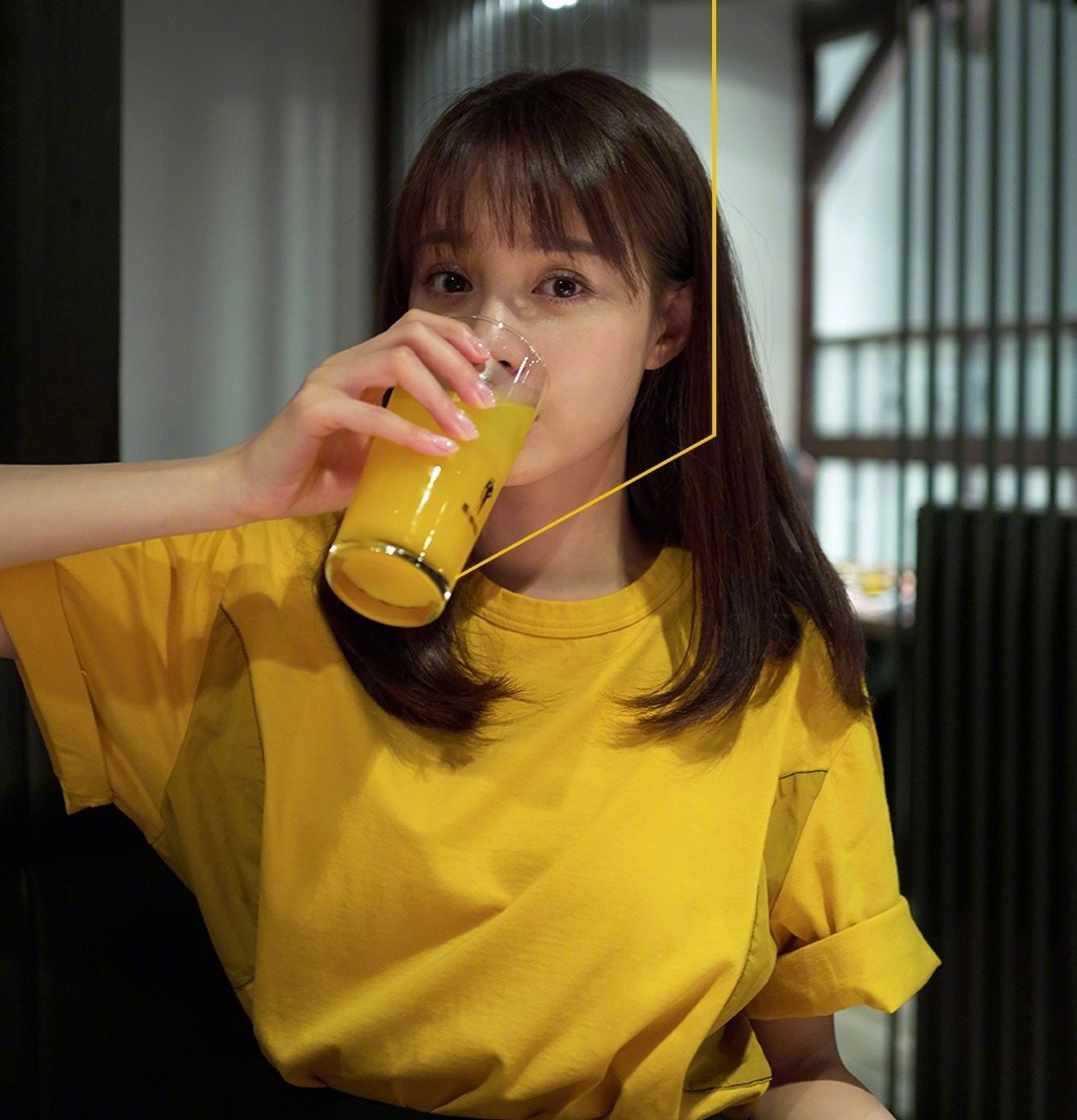 沈梦辰穿绿色衬衫配高腰短裤,可爱沈梦辰穿粉色卫衣