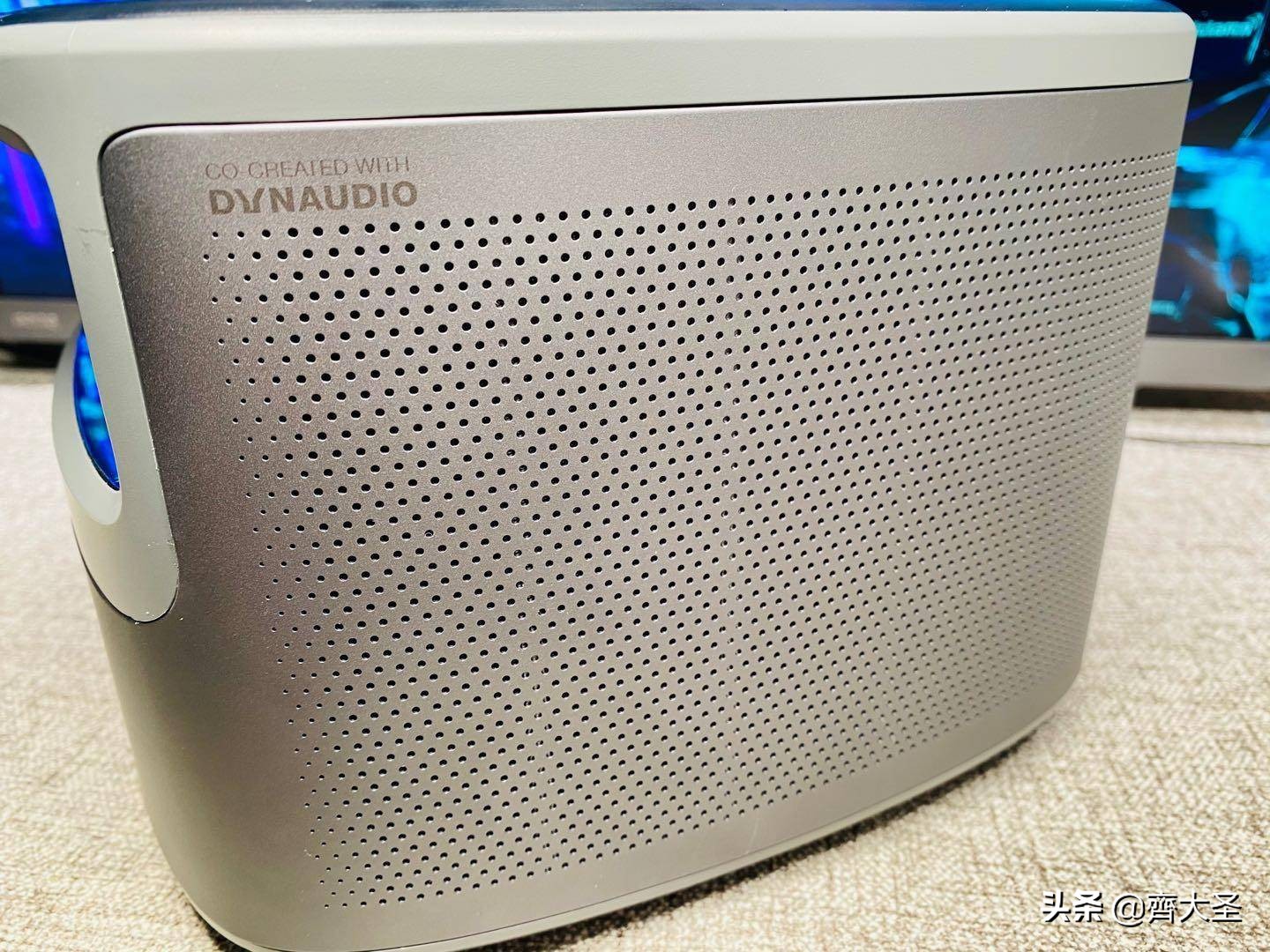 坚果j10投影仪可以看直播,坚果j10智能投影仪家用推荐