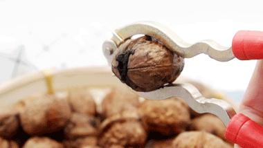 什么季节吃鲜核桃好吃些,鲜核桃尝鲜季