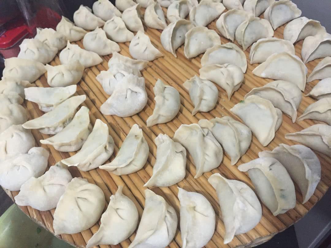 煮饺子粘锅底了,煮饺子放什么不粘饺子