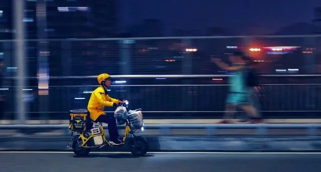 外卖骑手每天的收益怎么看,外卖骑手送餐过程的艰辛