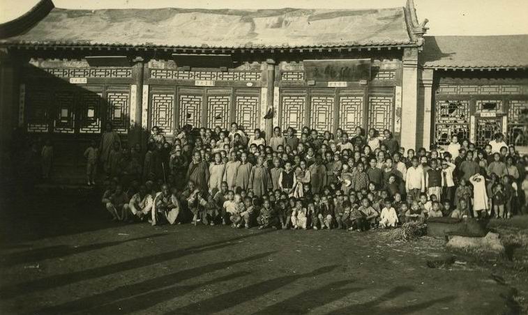 照相馆曾是高端行业,老板挣大钱买大洋房,照相机都是天价